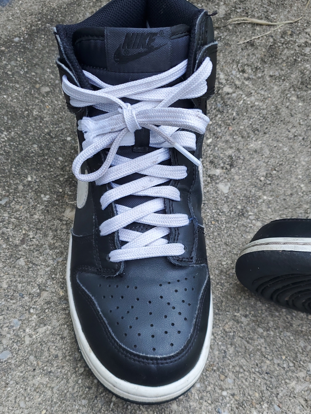 Nike Black and White Venom Anthrocite HT Sneaker with White Swoosh Size 6 Youth